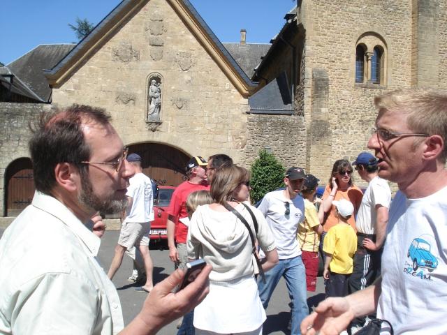 Dominique et Norbert en grande discussion devant l'abbaye d'Orval
