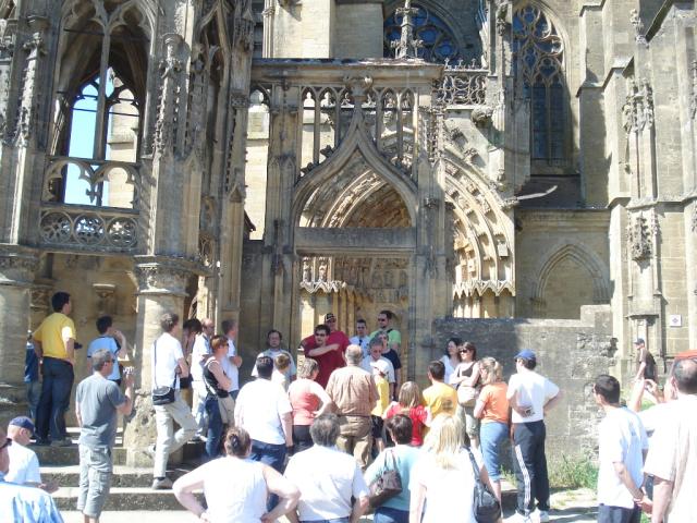 Frédéric en train de faire la présentation des lieux lors de la visite de la cathédrale d'Avioth