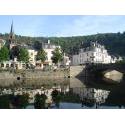 Vue sur le coeur de Bouillon, on aperçoit également le belvédère au loin.