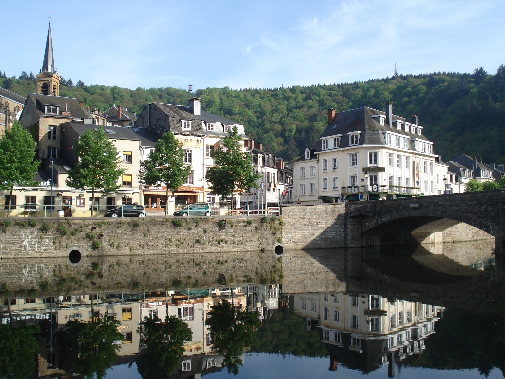 Vue sur le coeur de Bouillon, on aperçoit également le belvédère au loin.