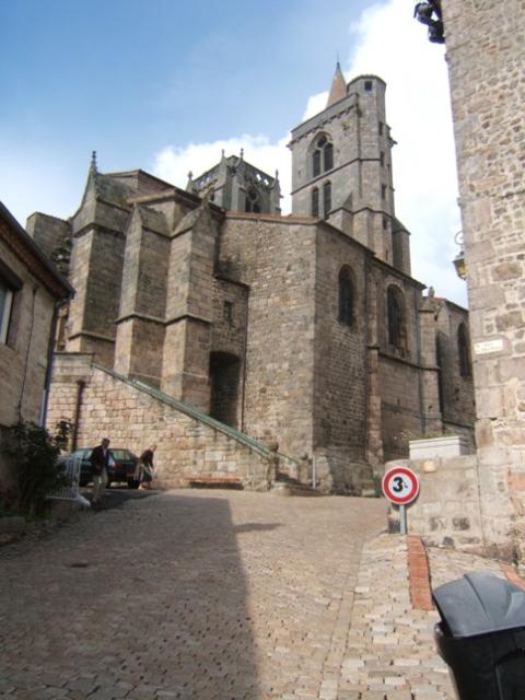 La collégiale de St Bonnet le Château et abritant un caveau de momies