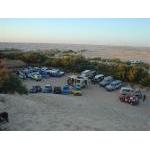 La vue du camp du haut d'une dune