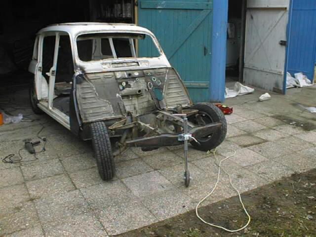 la decouvrable, completement nue, caisse posée sur un vieux chassis sans suspension pour le temps des travaux