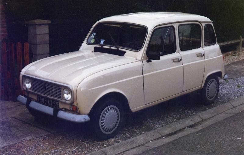 la 1ére voiture de ma soeur, biensur une 4L! elle devait etre de 84