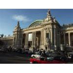 Une photo du grand palais avec uniquement des enciennes voitures dans la rue ... le pied :)