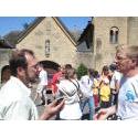 Dominique et Norbert en grande discussion devant l'abbaye d'Orval