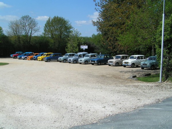 2006 04-30 12h30 à Concressault, alignement de nos Sorcières bien-aimées sur le parking du Musée de la Sorcellerie, et pause