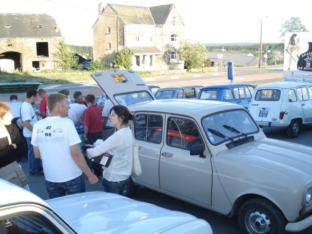 Discussion entre Norbert et Elodie sur le parking de la Brasserie de Bouillon