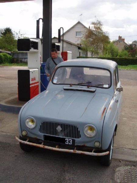 La TRES belle R4-1961 de Type112 - MERCI de me l'avoir fait conduire! Un pur moment de bonheur! J'en veux une aussi!!! lol