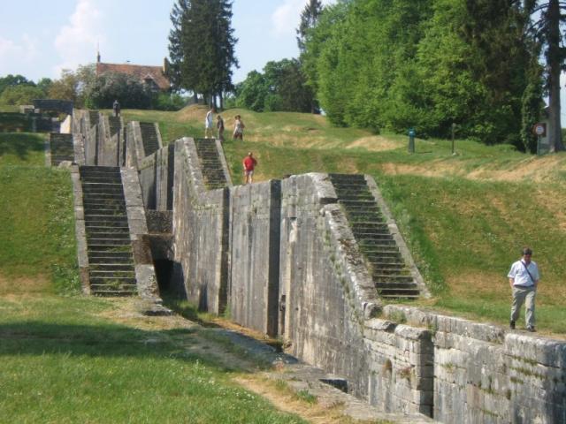 Le passage des anciennes écluses dont Hugues Cosnier (1573-1629) est l'ingénieur