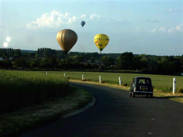 Juste avant de rentre, a l'arrivée de Maintenon, 3 mongolfièères sont venues  nous faire coucou