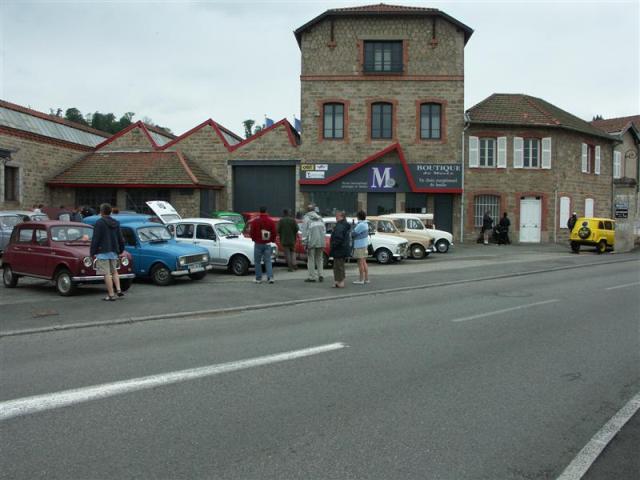 devant le musée de la boule