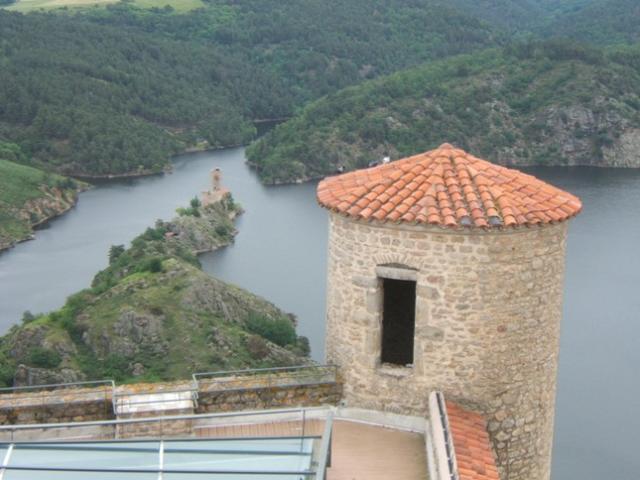 Une des quatre tour du château et la Loire