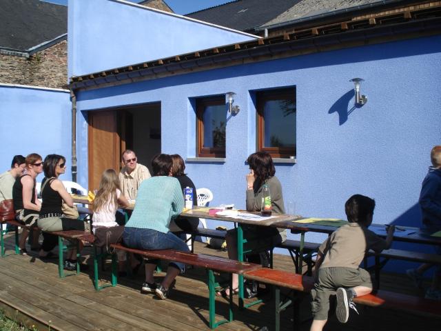 d'autres profitent de la terrasse ensoleillée