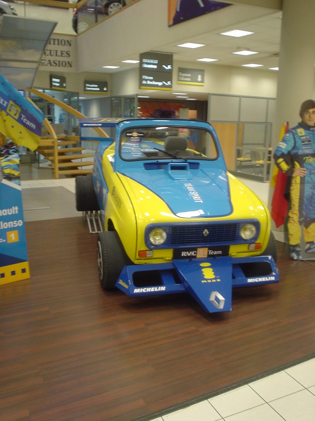 4L "Renault F1"  vue dans une concession Renault