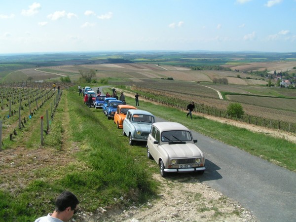 2006 04-30 12h00 Excursion et petite halte pour coup d'oeil et photos dans le vignoble de Sancerre.