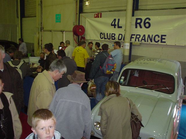 le stand à l'heure de l'apéro ... noir de monde