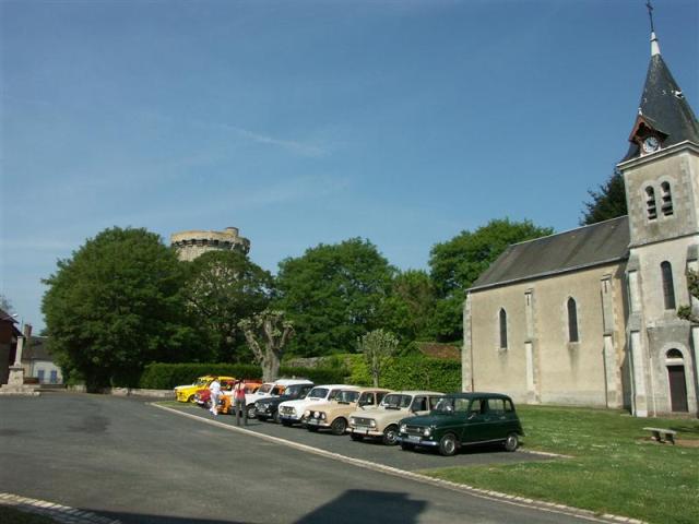 une halte devant une charmante petite église