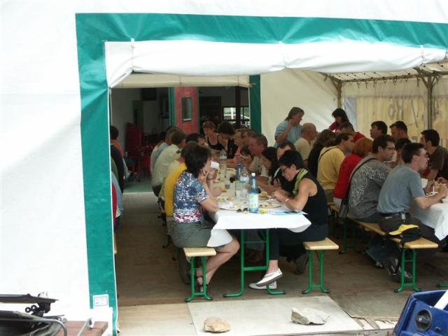 Pemier repas dans la tente qui était d'une grande utilité avec la pluie