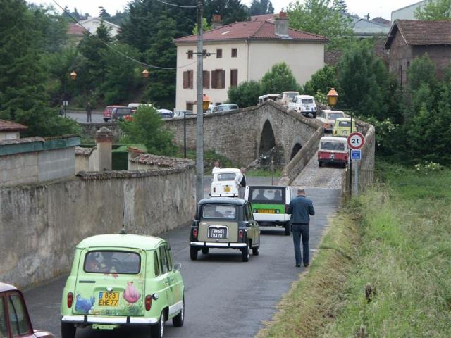 Ce vieux pont aura jamais vu passé tant de 4L d'un coups