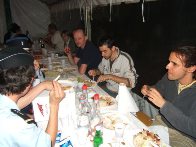 Pendant ce temps là, nous on passe à table après un bel apéro...