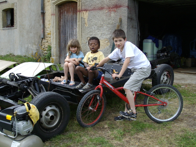 enfants sur chassis