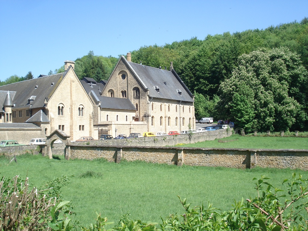 4L et R6 devant l'abbaye d'Orval