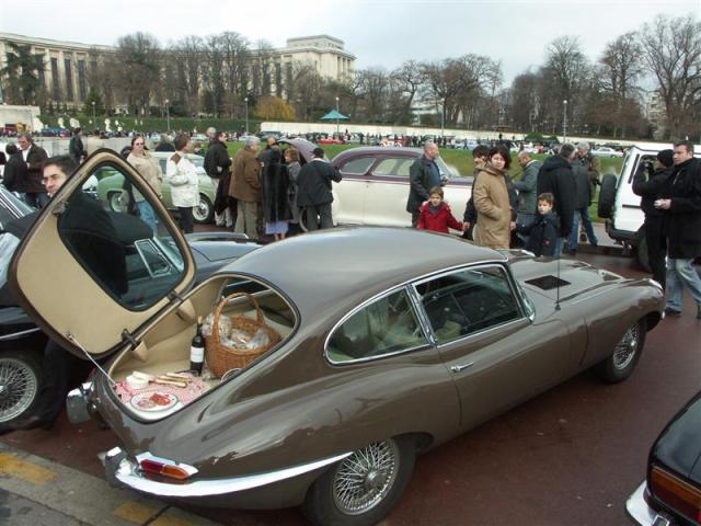 Un pic-nic classe, dans une Jaguar Type E