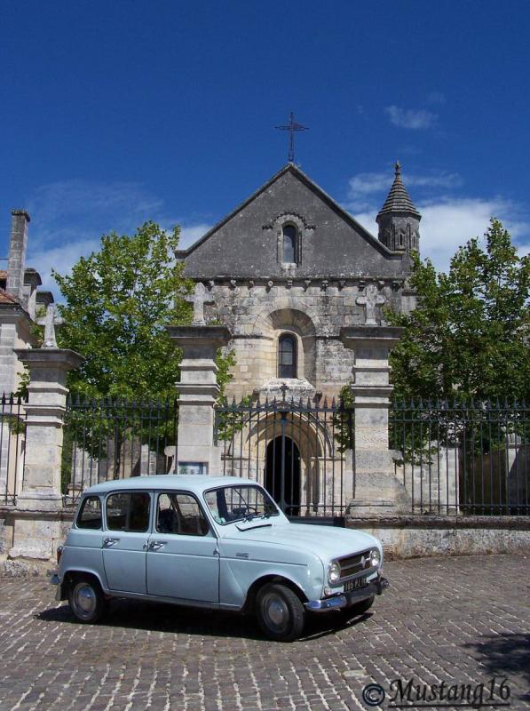 Devant l'eglise de Torsac