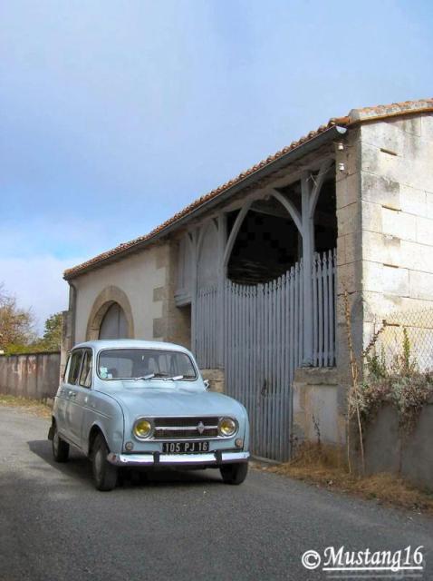 Dans une petite rue de Sers (16)