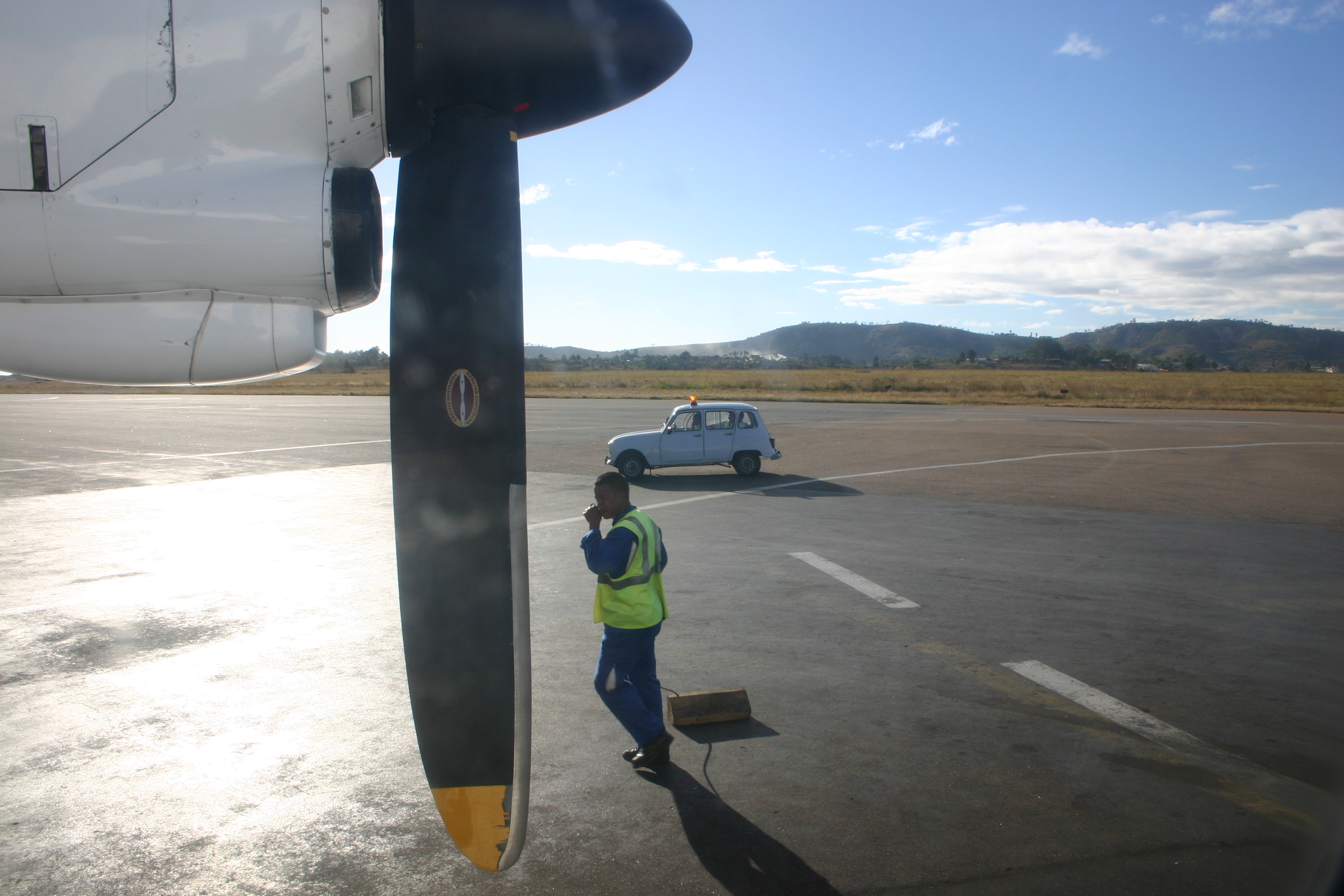 4L sur le tarmac d'Ivato, aéroport de Tana