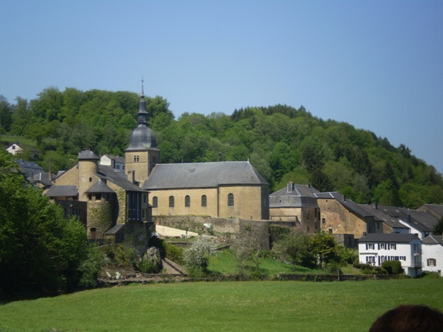 32 - Chassepierre et son église à clocher en forme de bullbe (courant dans la région)